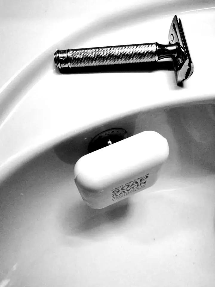 SAVONT Original Magnetic floating soap holder | Always dry & clean | Soap dish dispenser drainer for shower or sink SAVONT